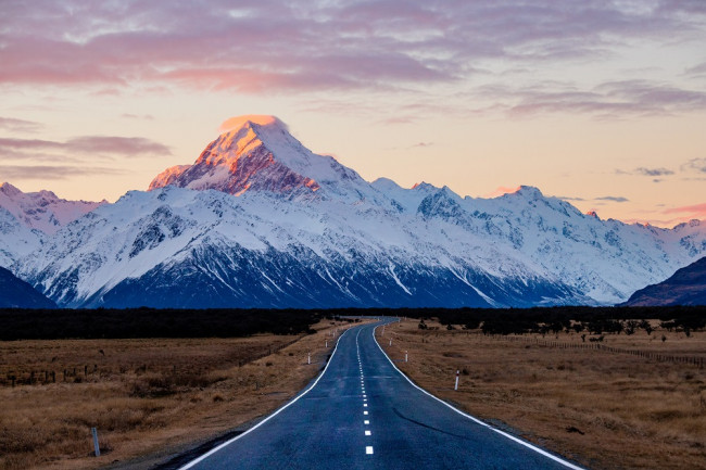 A road stretching out to Aoraki/ Mount Cook