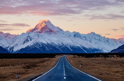 A road stretching out to Aoraki/ Mount Cook